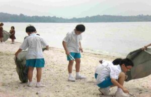 Preschooler are cleaning the beach as community service