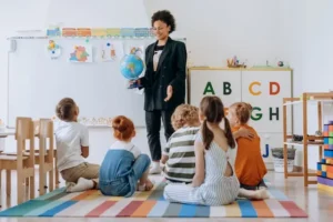Preschool teacher teaching kids 