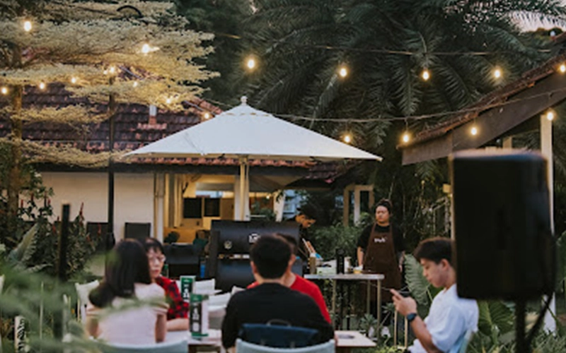 Garden-themed cafe offering outdoor dining in a natural, relaxed environment.