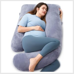 woman using maternity pillow